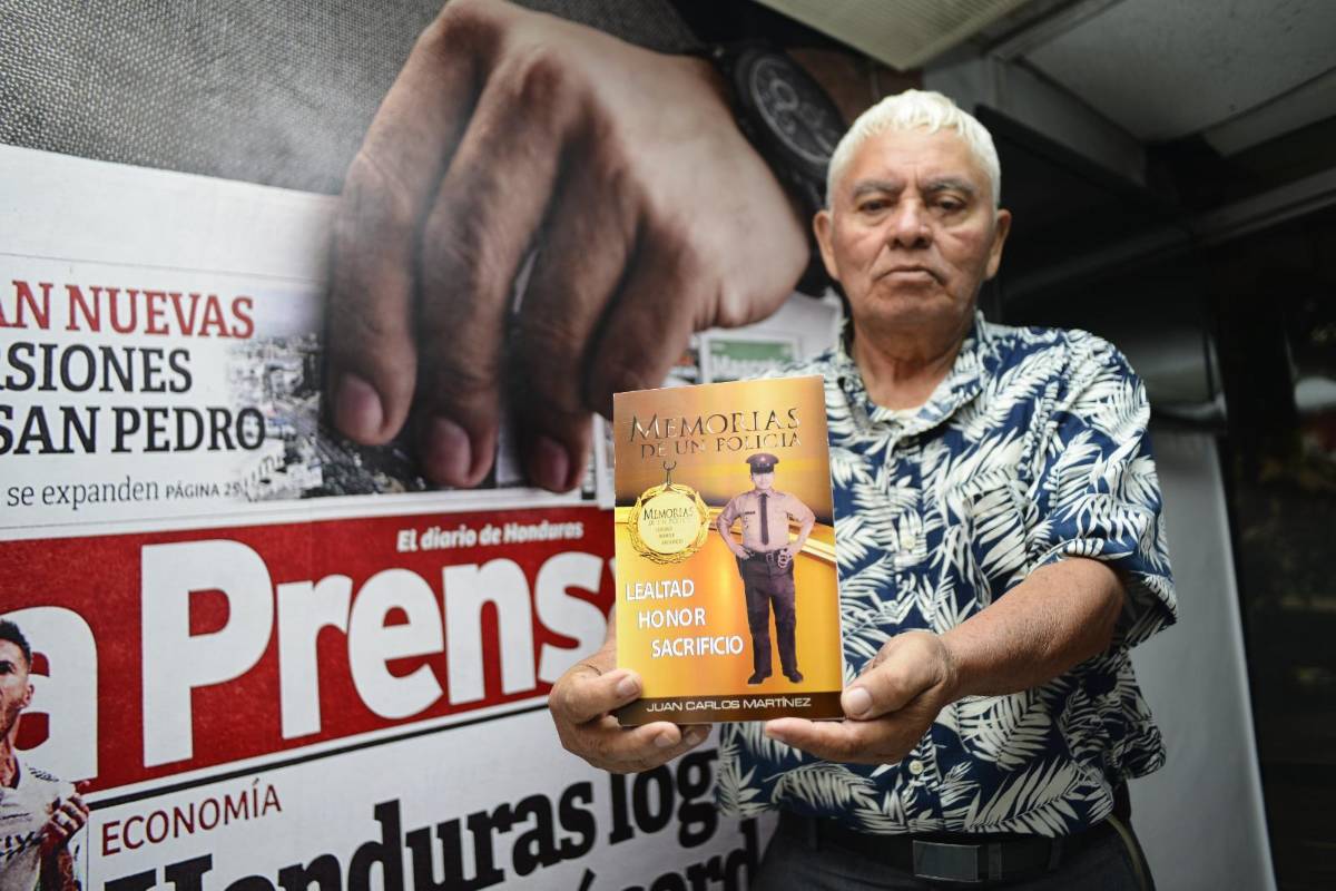 Juan Carlos Martínez con su obra recién publicada.