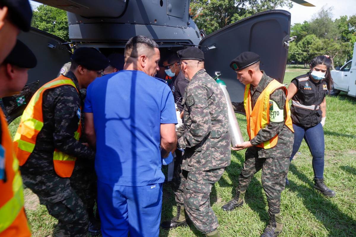 Llegan en helicóptero a SPS las víctimas del accidente en Los Hornos, Copán