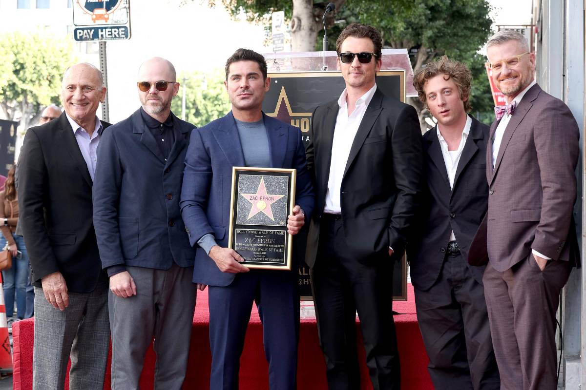 El presidente y director ejecutivo de la Cámara de Hollywood, Steve Nissen, el director de cine Sean Durkin, y los actores Zac Efron, Miles Teller, Jeremy Allen White y Marc Malkin asisten a la ceremonia de las estrellas del Paseo de la Fama de Hollywood en honor a Efron.