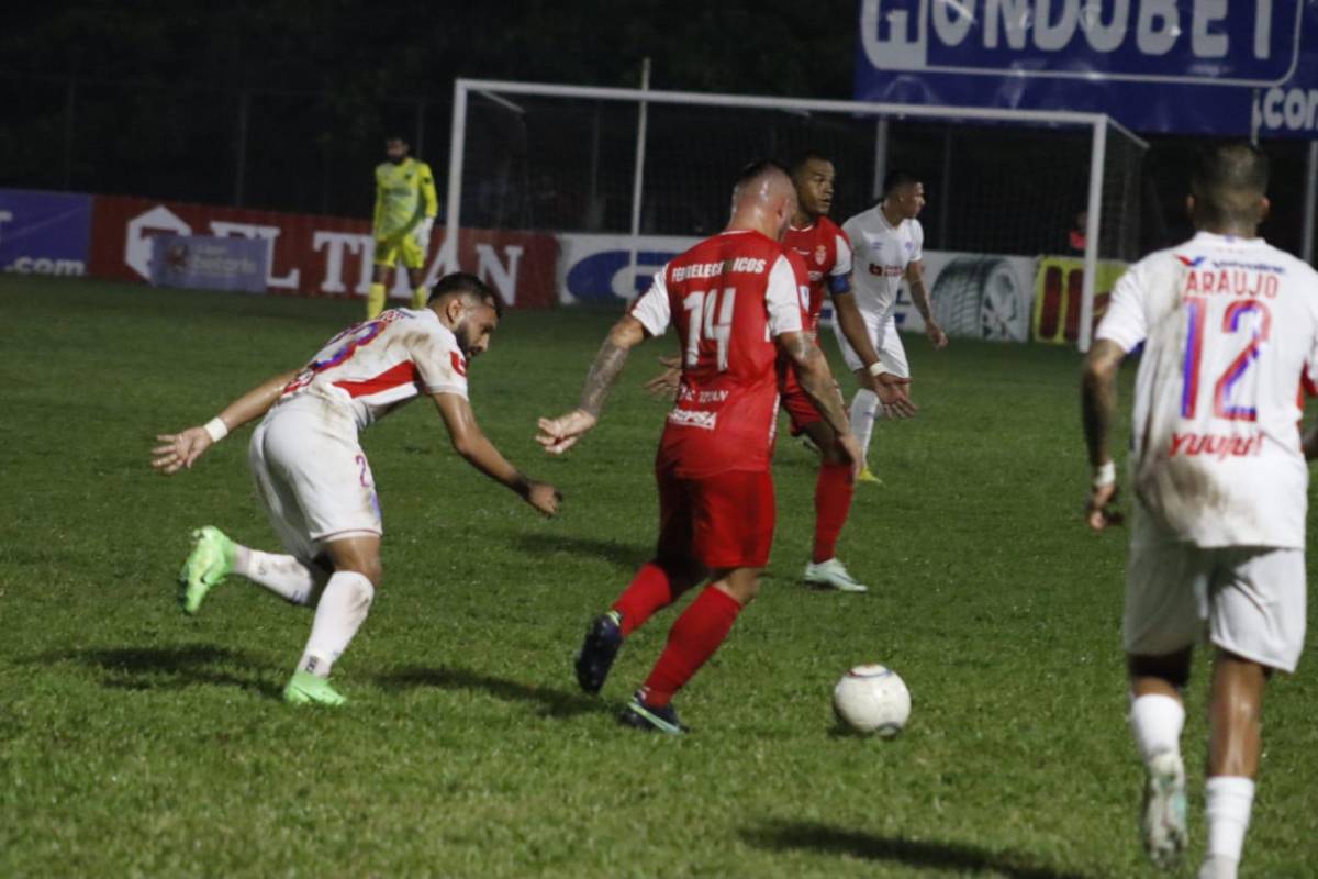 Jorge Cardona de la Real Sociedad conduce el balón ante el acecho de Jorge Álvarez.