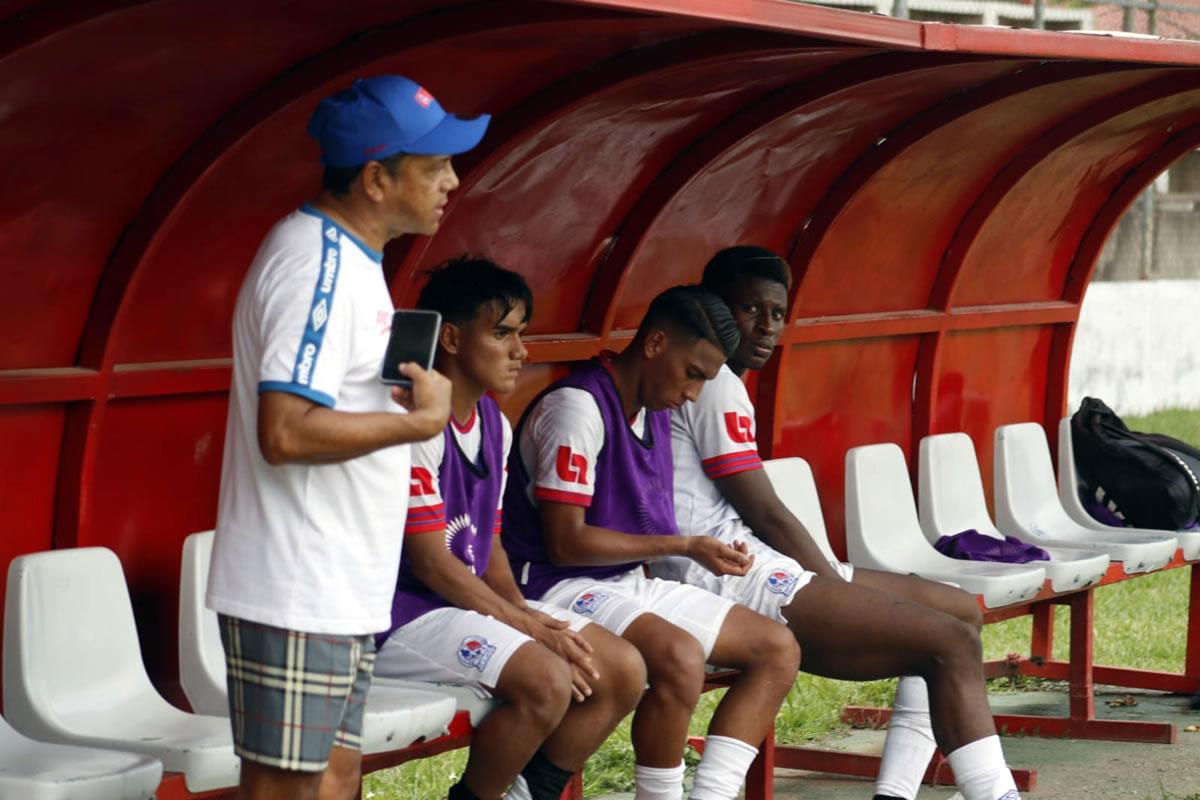 Dani Turcios dirigiendo un partido de las reservas del Olimpia en el estadio Francisco Martínez Durón de Tocoa.