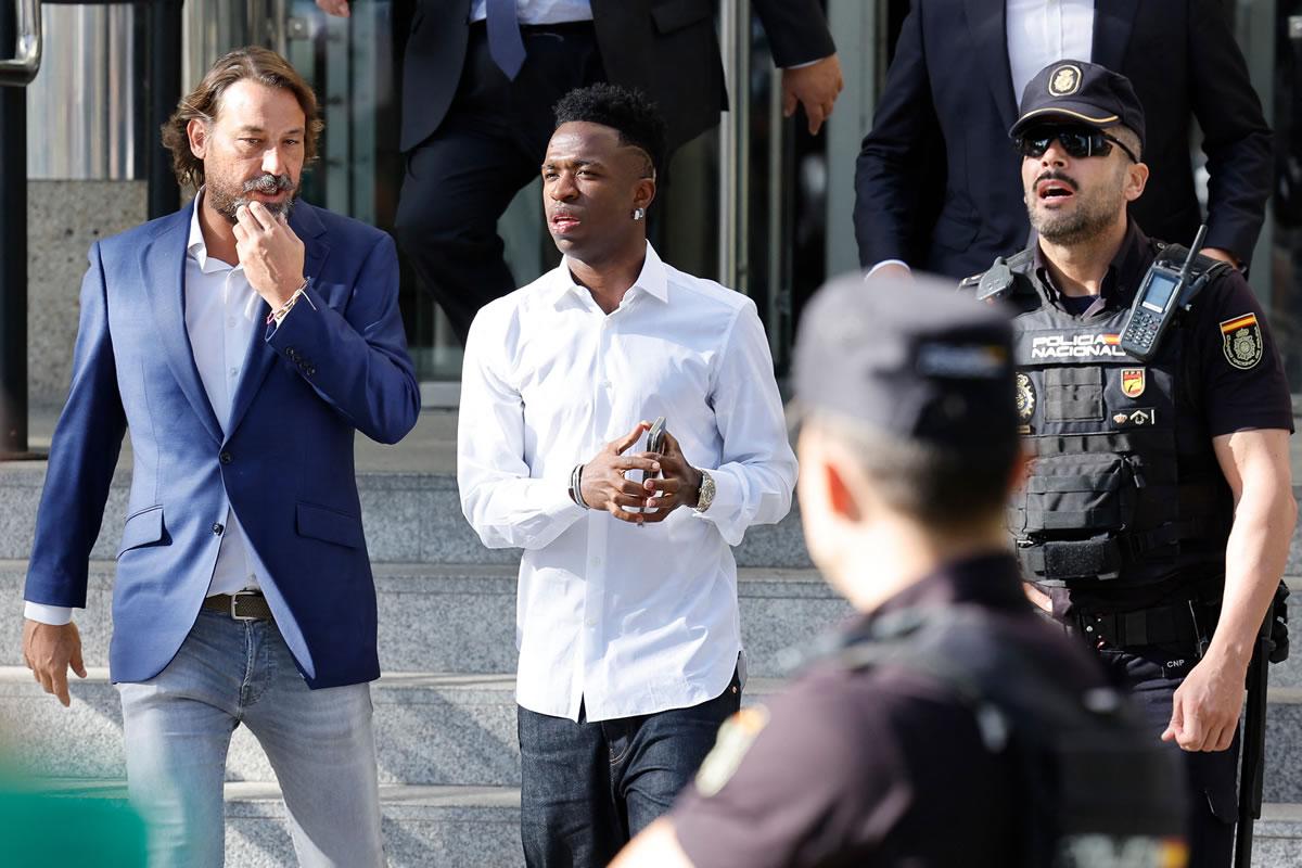 El jugador brasileño se presentó a declarar ante el juez por los actos racistas que sufrió.