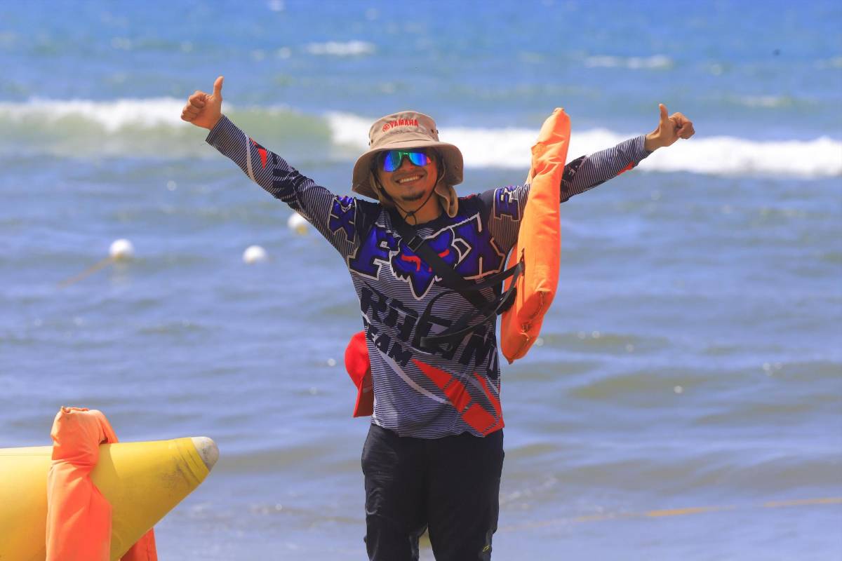 Turistas hondureños abarrotan las playas de Tela, Atlántida
