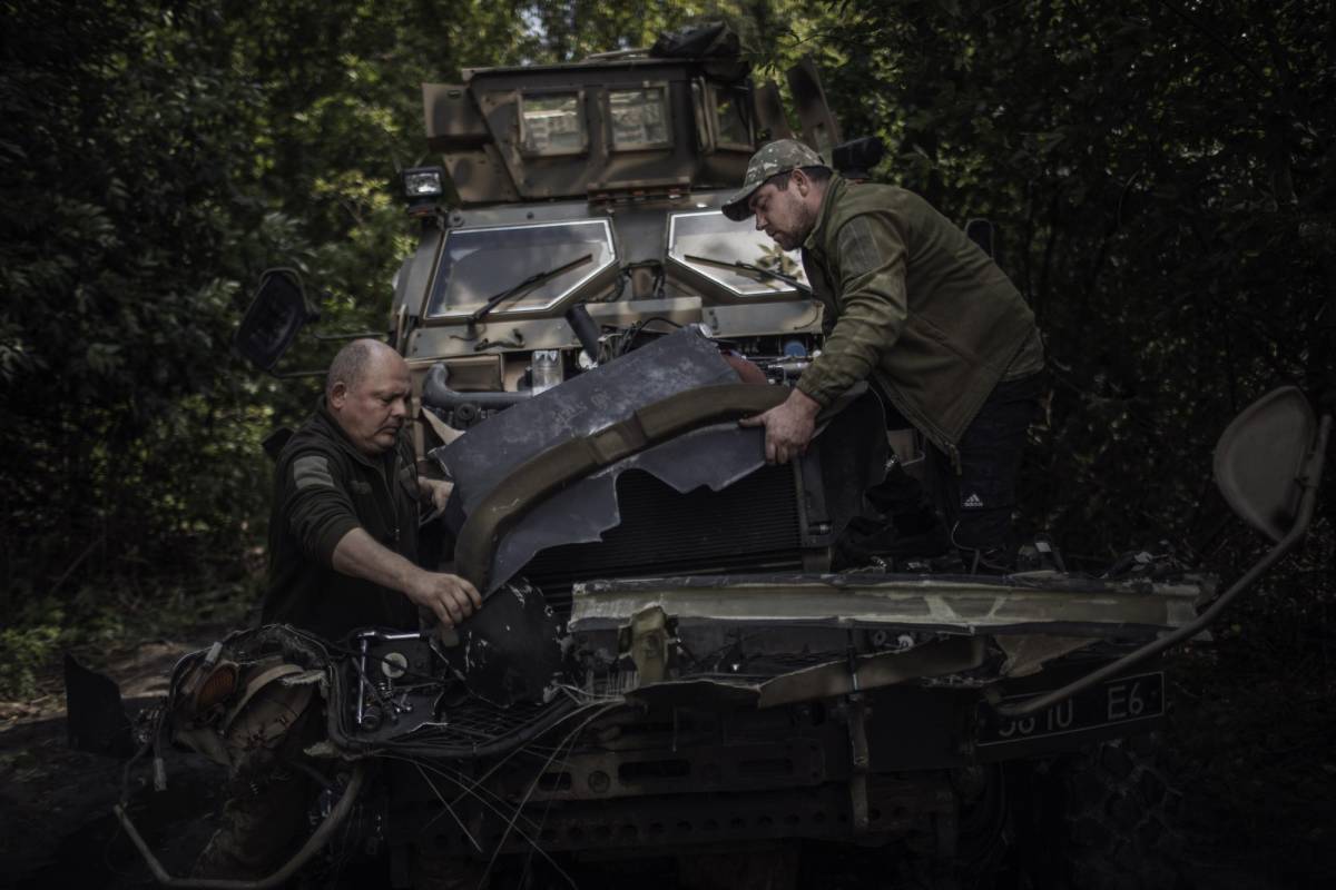 Miembros de la 37.ª Brigada de Infantería de Marina reparan un vehículo cerca de la línea del frente en la región de Donetsk, en el sur de Ucrania, el 29 de julio de 2023.