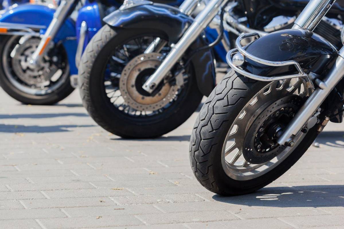 Cómo reparar un pinchazo de la llanta de una moto