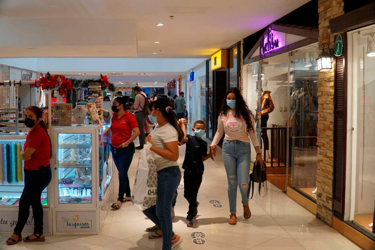 Abarrotan “moles” para hacer compras navideñas