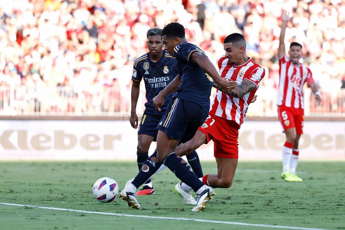 Con este toque de derecha marcó Jude Bellingham su primer gol del partido.