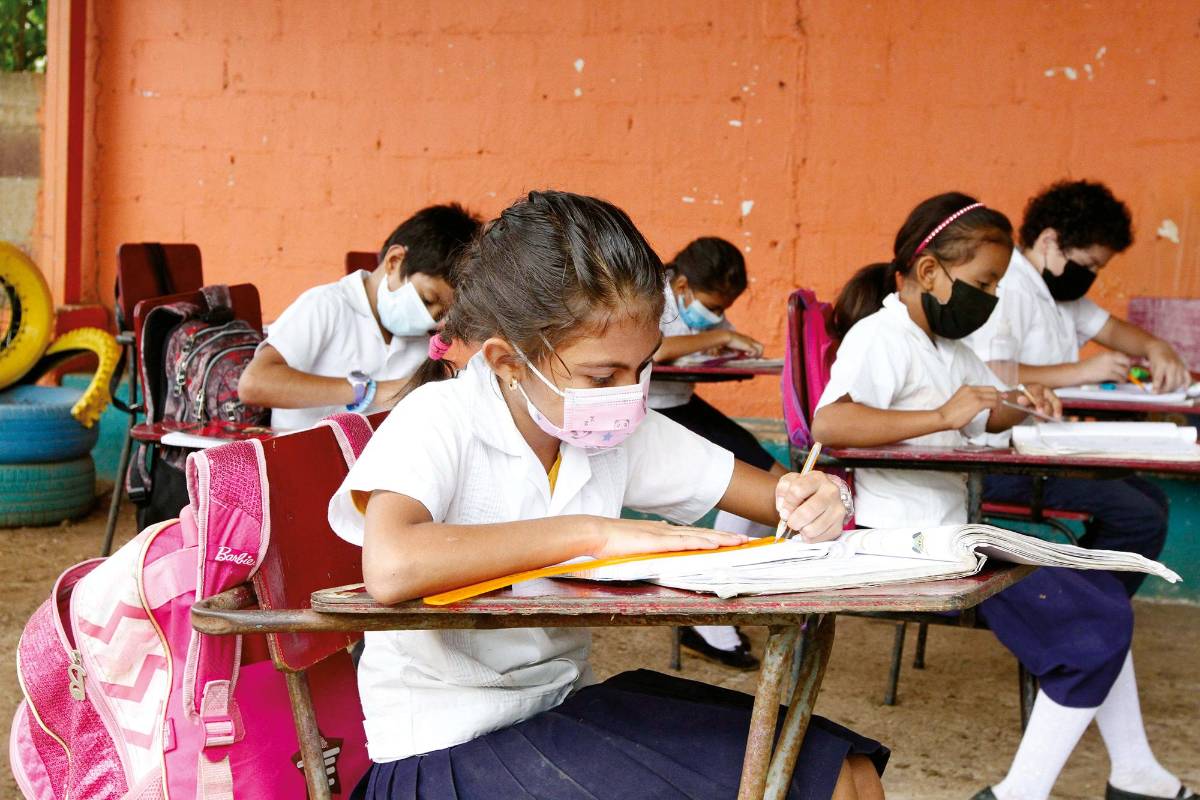 Pandemia causó que 400,000 jóvenes abandonaran estudios