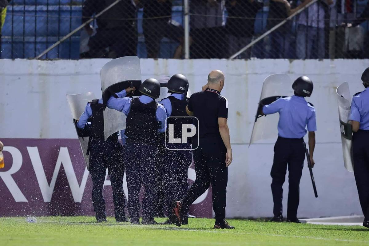 Fabián Coito no fue bien recibido por los aficionados del Real España en el estadio Morazán.