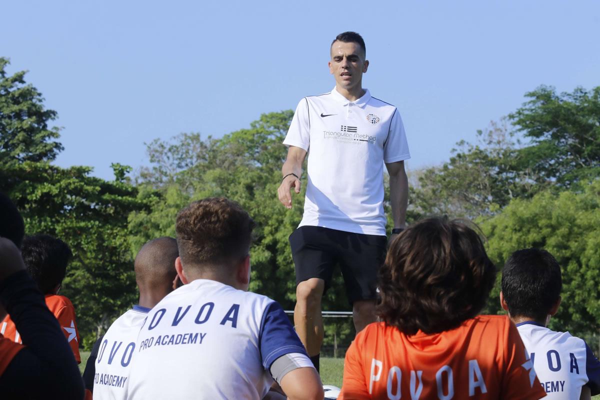 Carlos Manuel Almeida ‘Calico‘ le ha dado charlas de fútbol a los jóvenes que sueñan con ser futbolistas profesionales.