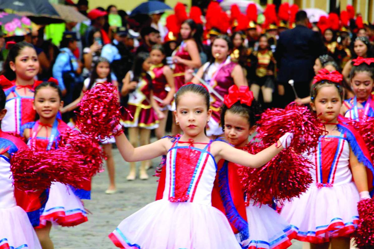 Estudiantes de Copán desfilaron con pasión y orgullo.