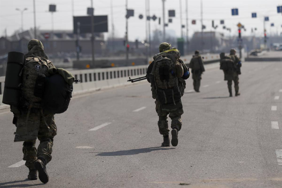 Tropas ucranianas obligan a las fuerzas rusas a retroceder en las afueras de Kiev, según su alcalde