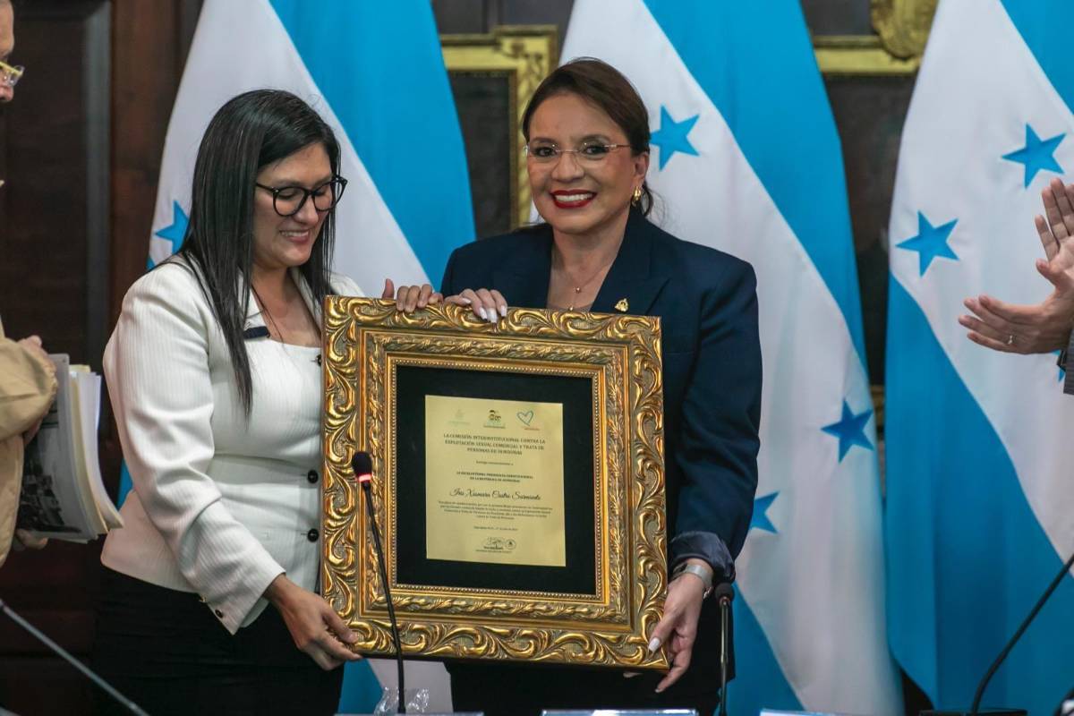 Xiomara Castro recibe reconocimiento por su lucha contra la trata