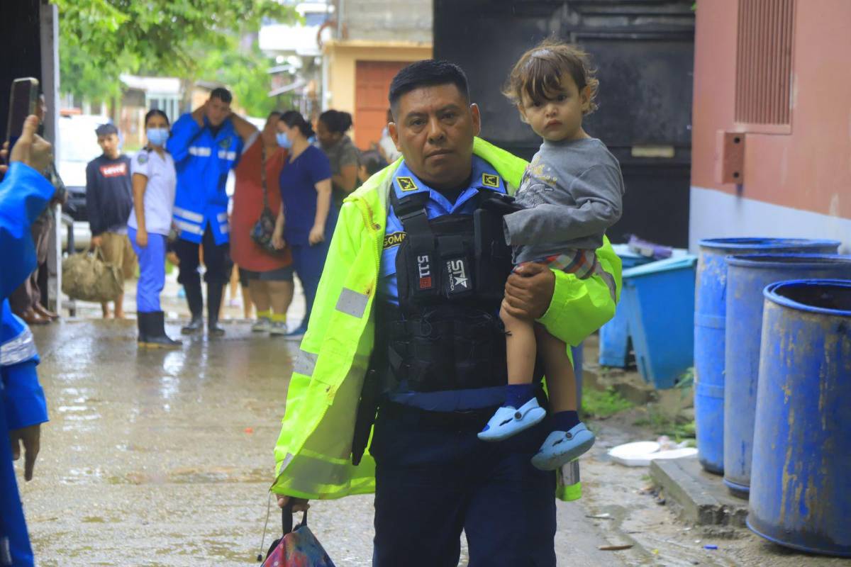 A albergues llevan a familias afectadas en el sector Rivera Hernández por tormenta Sara