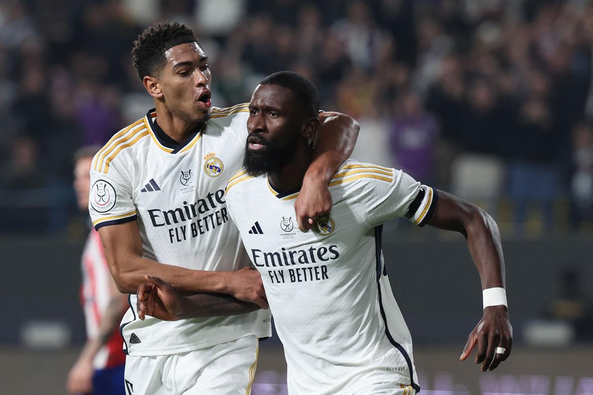 Jude Bellingham celebró con Antonio Rüdiger, autor del gol del empate del Real Madrid.