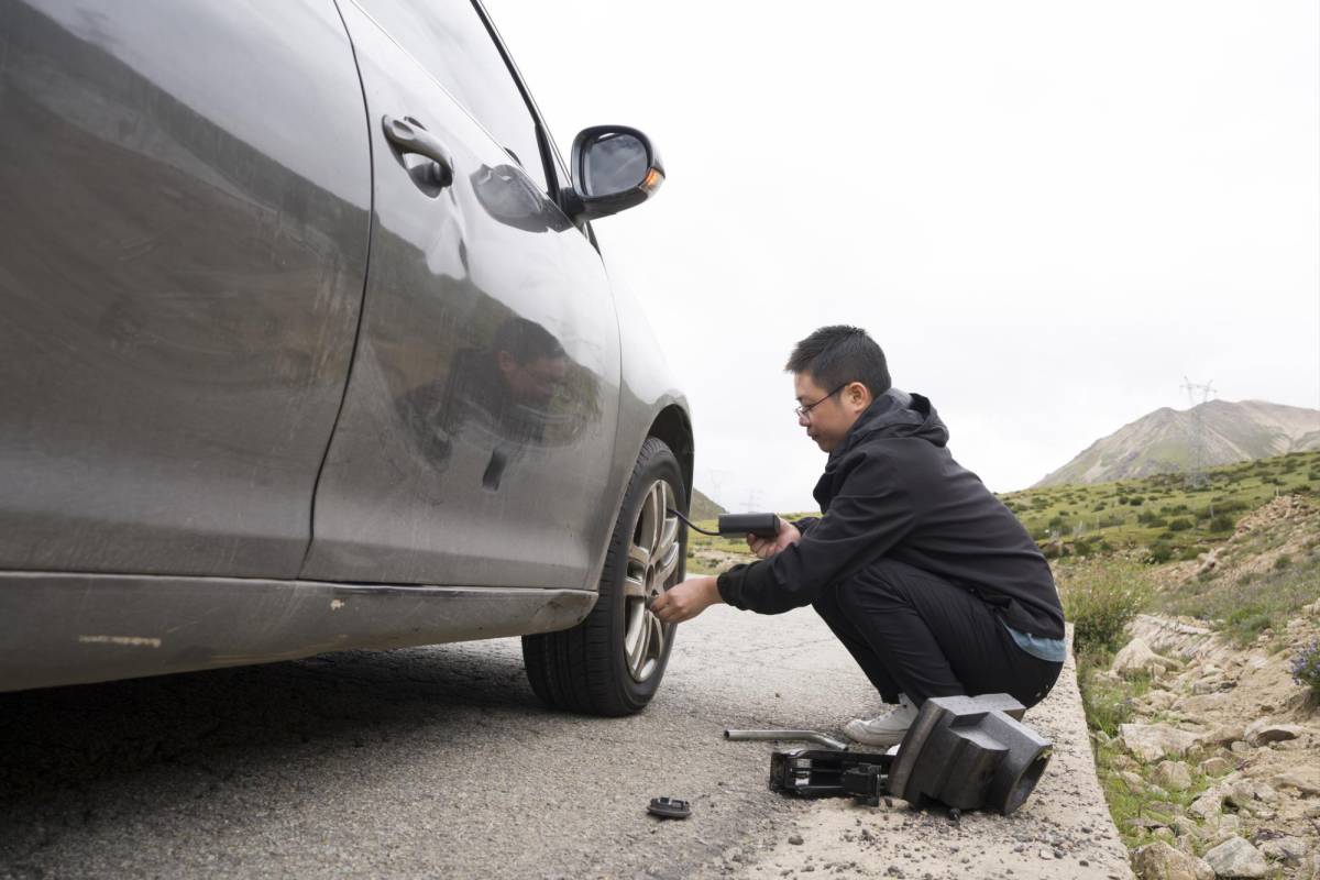 El chirrido que producen los neumáticos al girar en parado o a muy baja velocidad es normal y no habrá por qué preocuparse.