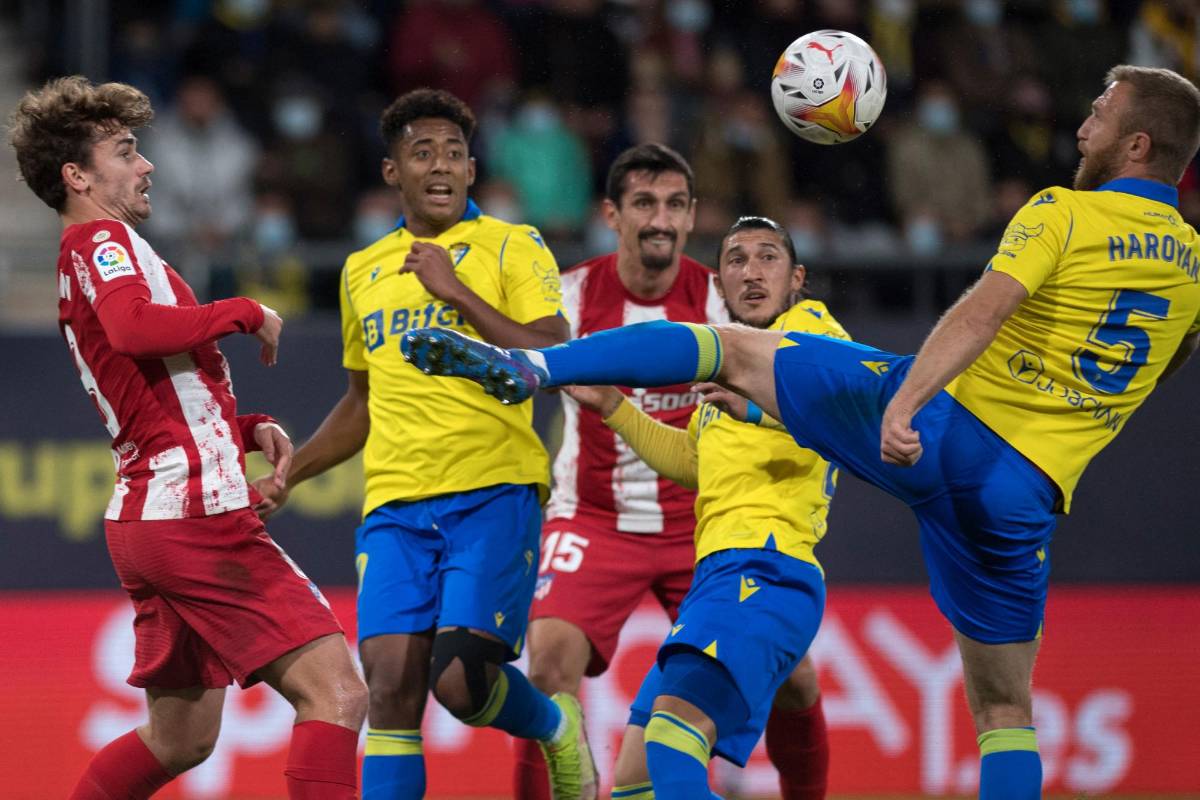 ‘Choco‘ Lozano genera acción de gol, pero el Cádiz fue humillado por el Atlético de Madrid