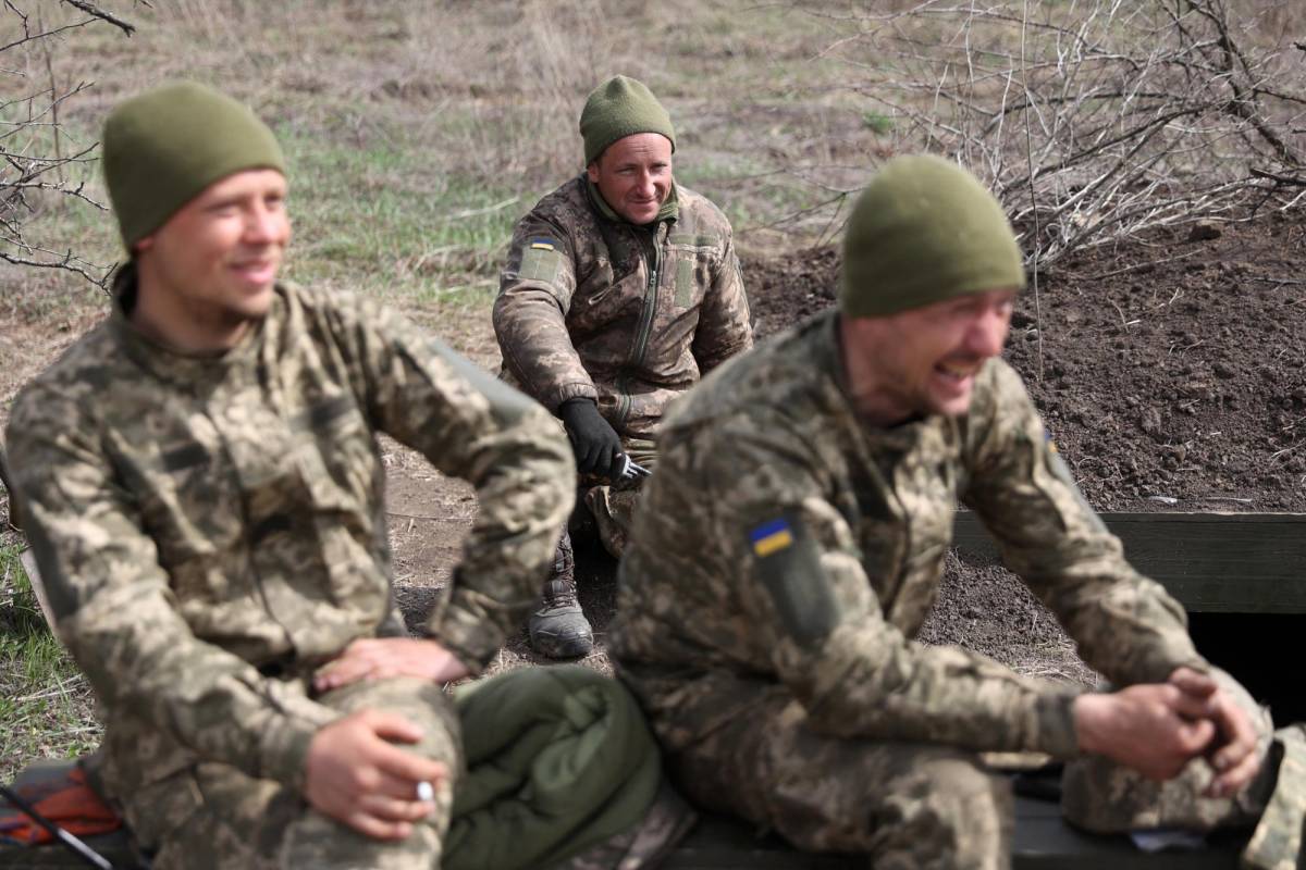 Artilleros ucranianos en primera línea cerca de Lugansk, en la región de Donbas, el 10 de abril de 2022. (Foto de Anatolii STEPANOV / AFP)