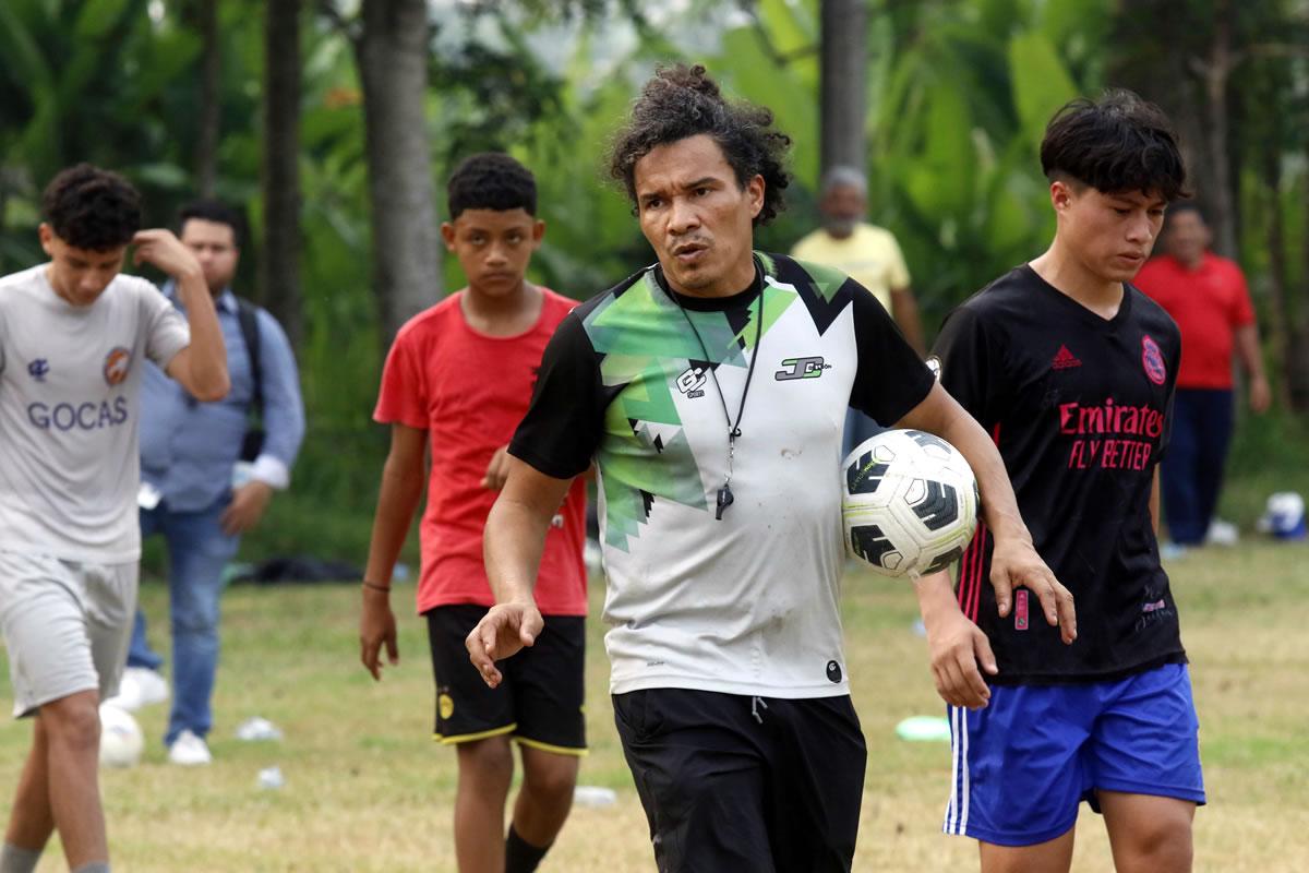 El histórico mediocampista trabaja con jóvenes prospectos que sueñan con ser futbolistas profesionales.