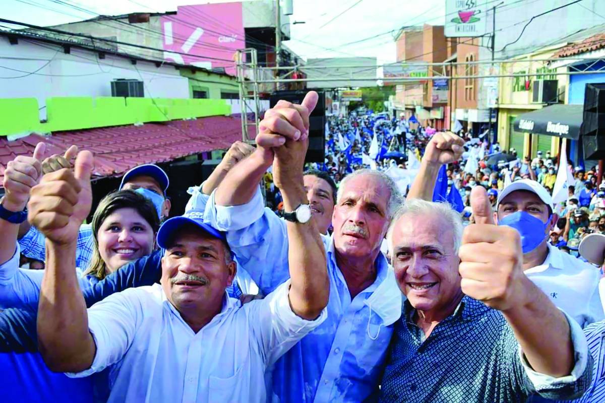 El presidenciable en Choluteca, acompañado de otros líderes de ese partido político.