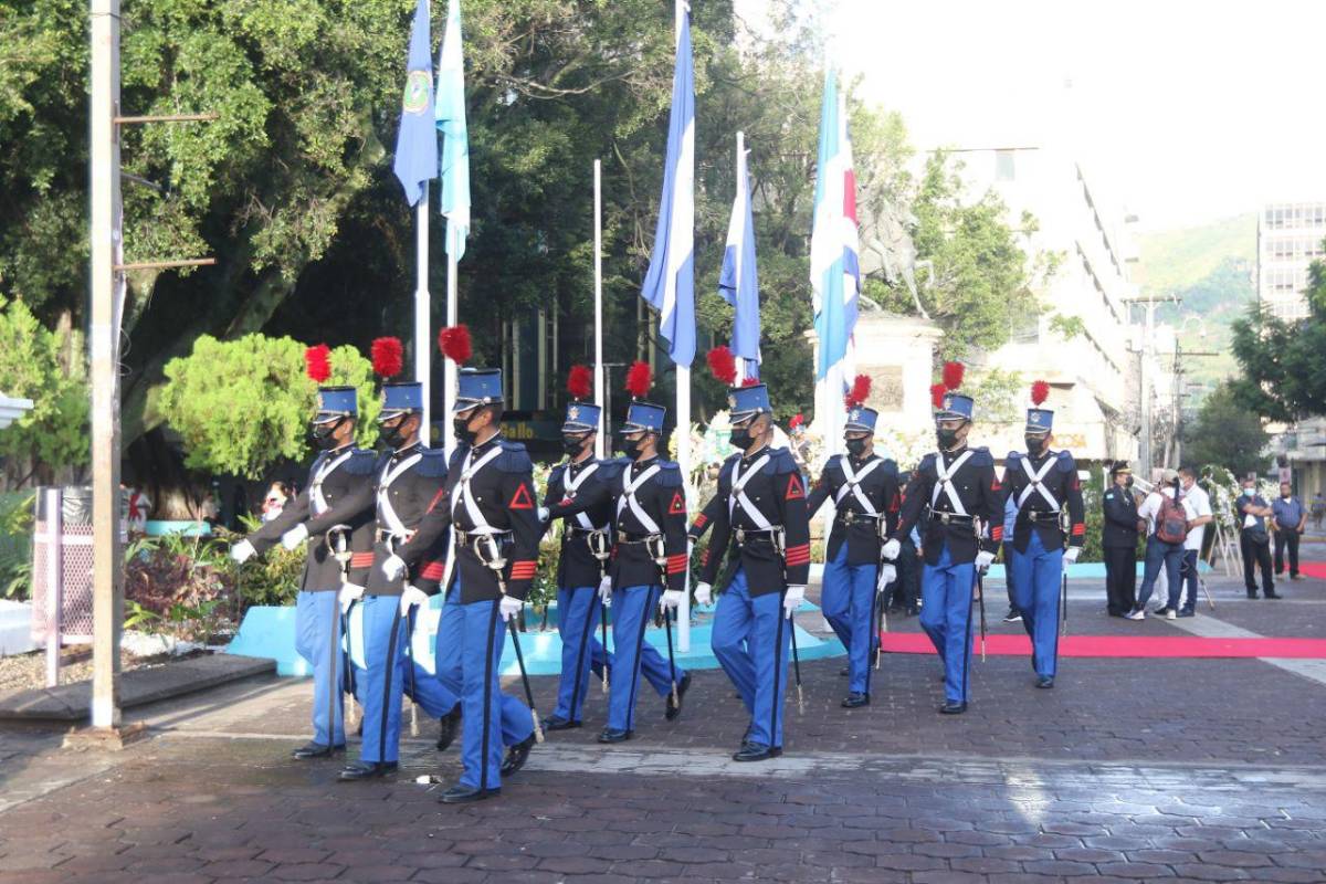 La bandera de Honduras fue izada en la plaza del parque central de Tegucigalpa.