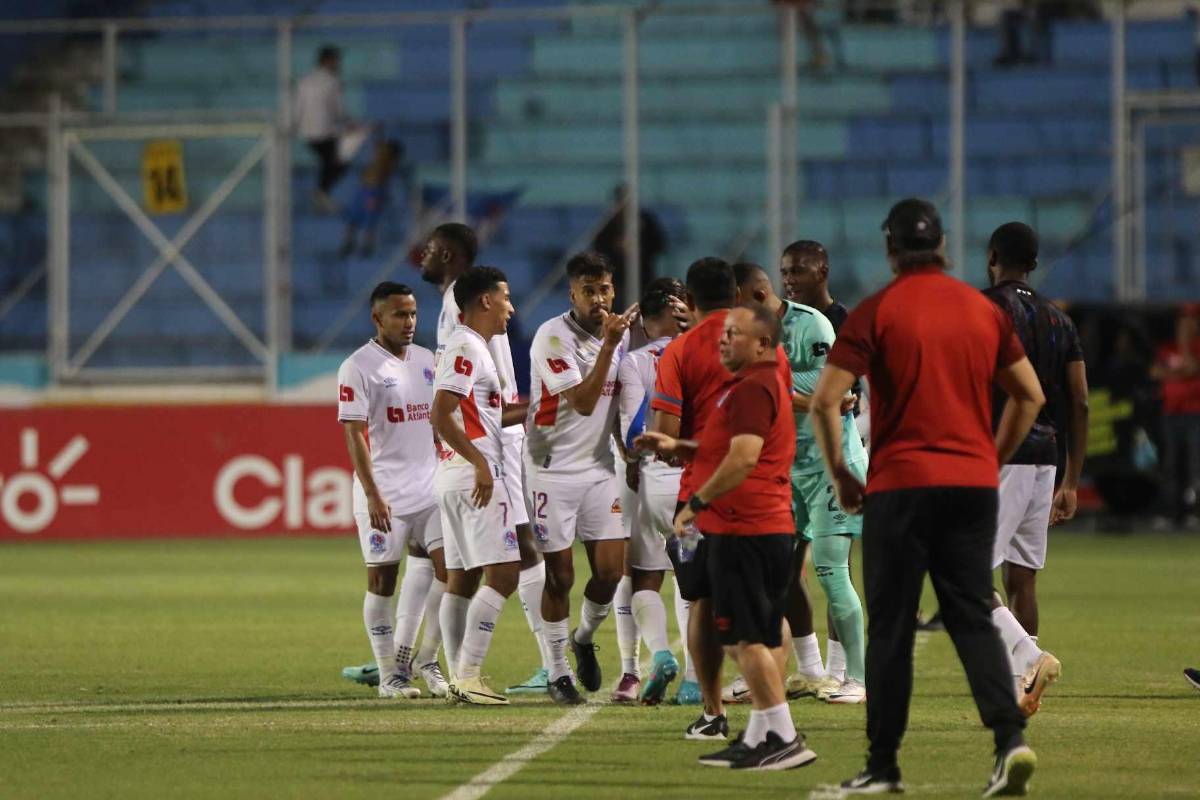 Jugadores del Olimpia celebrando el golazo de Chirinos.