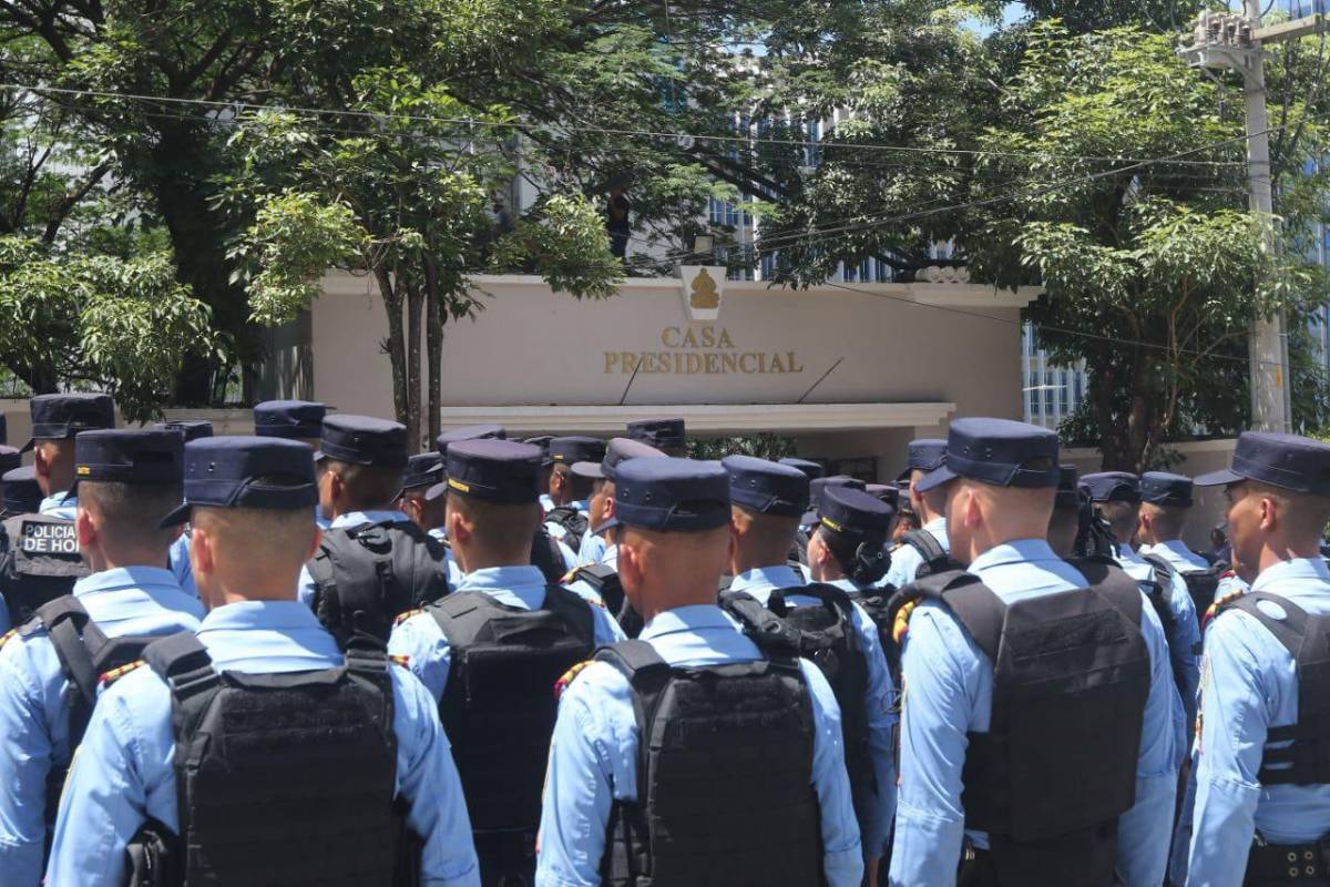 Varios anillos de seguridad resguardan Casa Presidencial.
