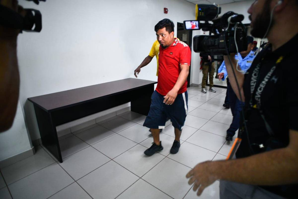 Supuestos gatilleros de la MS vinculados en desaparición de líderes garífunas al llegar a juzgados