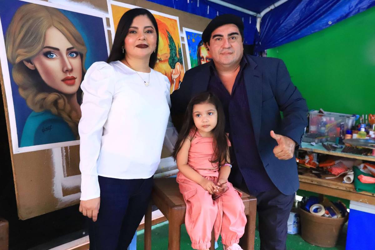 Vida personal Dennis Alonzo está casado con Erika Ninoska Ponce y tienen una hija llamada Dennise Fiorella, quien ha sido su musa en varias obras.