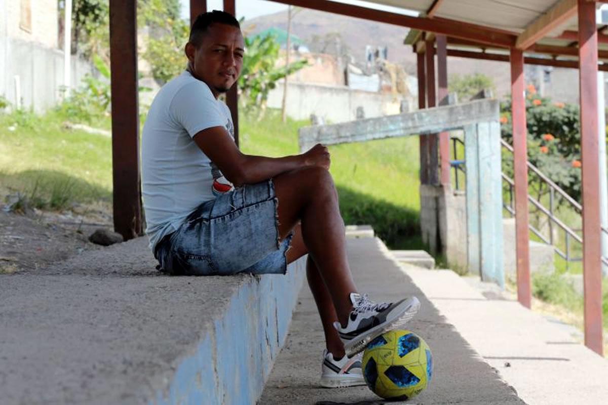 Luis Cerna empezó jugando al fútbol en las ligas burocráticas.