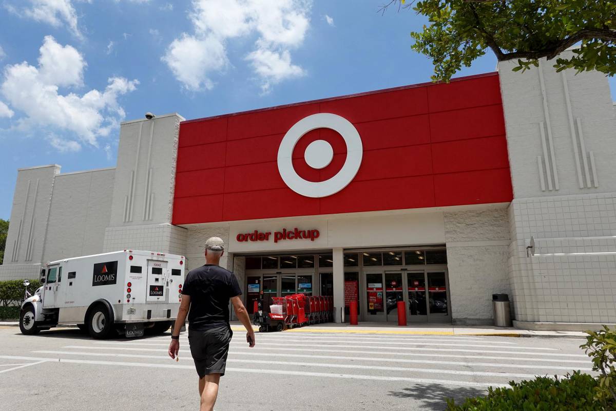 Target retira productos que celebran el mes LGTBI+ en EEUU por amenazas