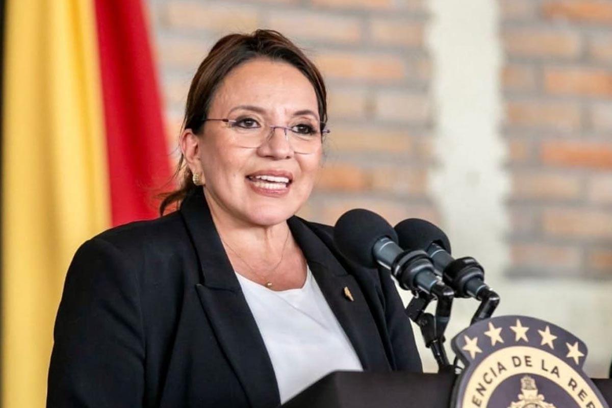 Xiomara Castro viaja a investidura de Luis Abinader