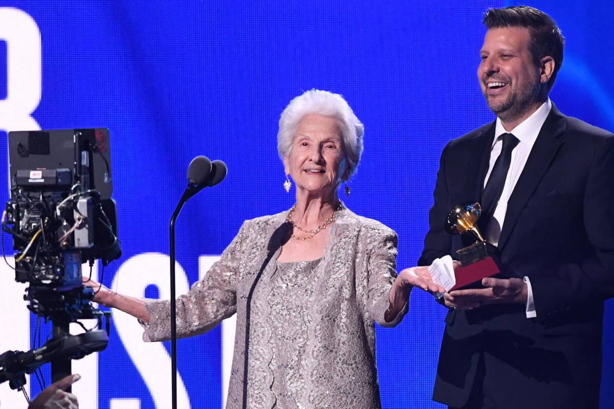 “Nunca es tarde”: cantante de 95 años se lleva el Grammy Latino a artista revelación