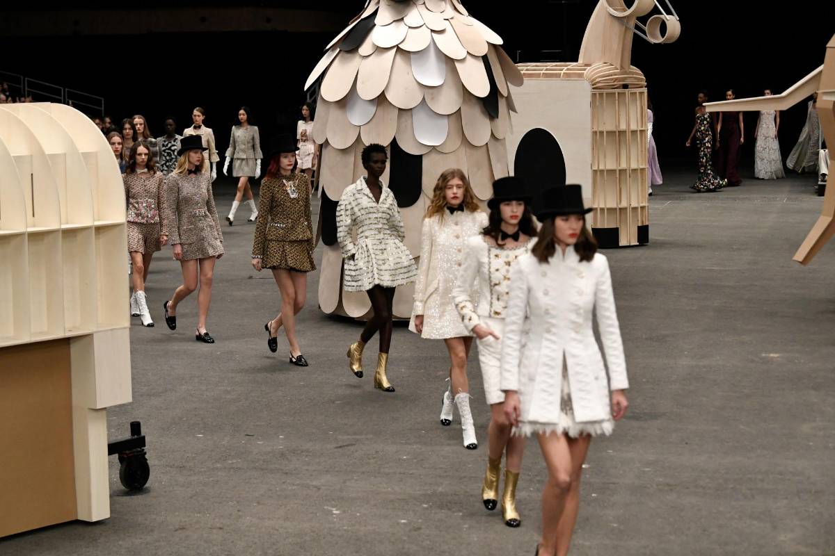 Chanel lleva la alta costura a una feria de pueblo
