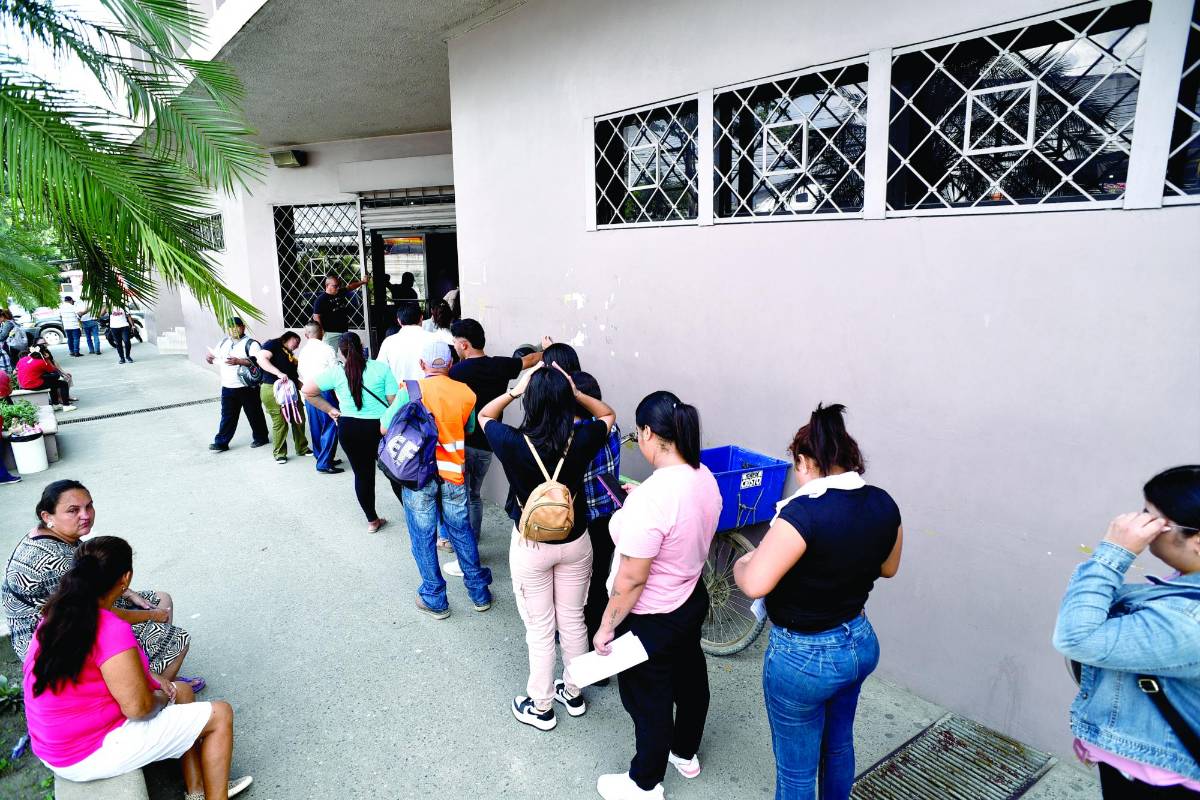 Decenas de personas se forman frente a las oficinas de antecedentes penales en San Pedro Sula.