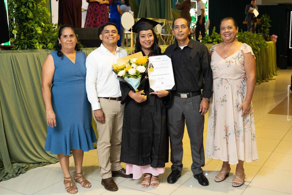 Fotos: La UTH celebra graduación a 332 nuevos profesionales