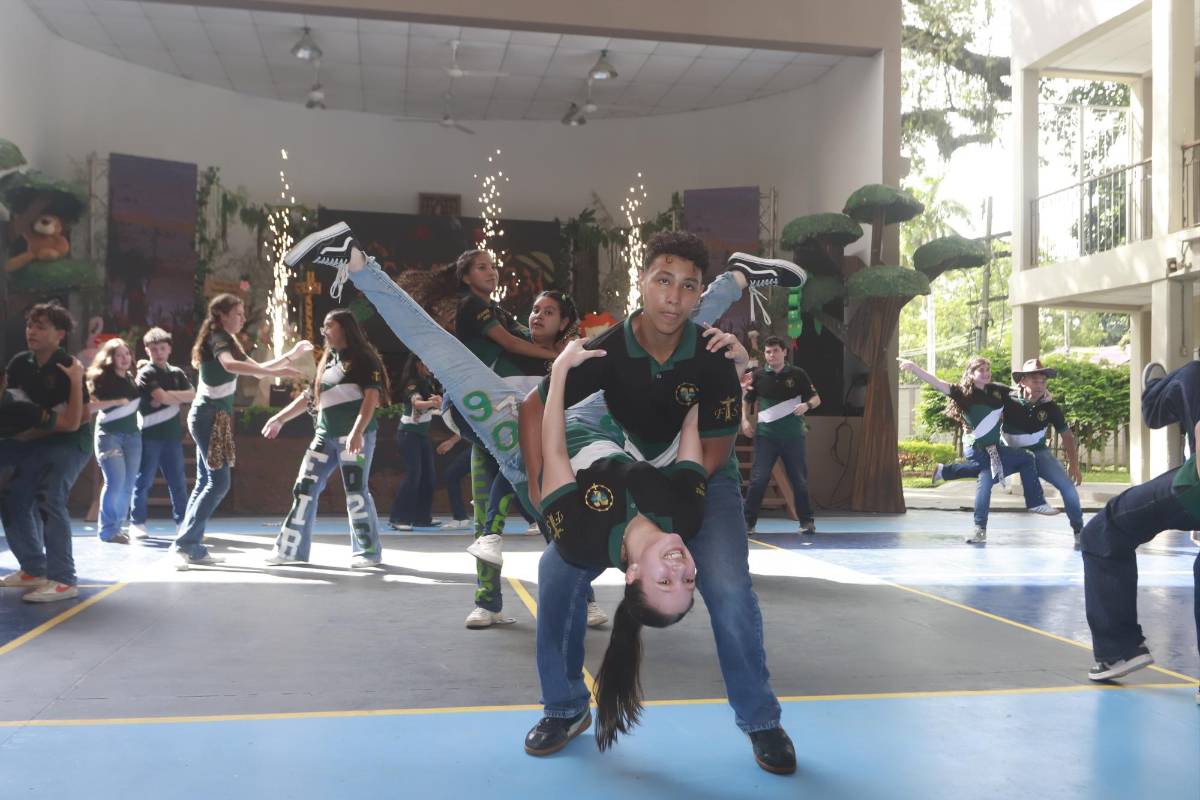 FOTOS: Seniors 2026 de la Franciscan School celebran su entrada triunfal