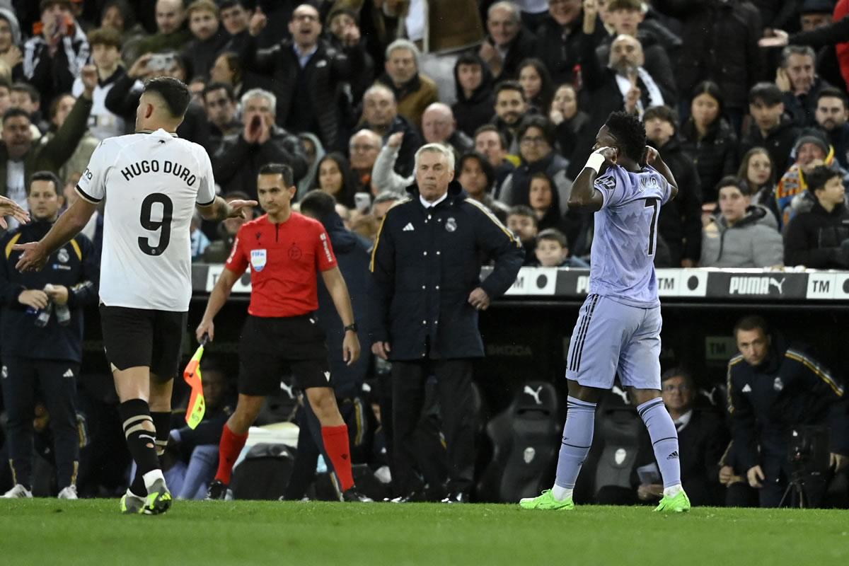 La celebración de Vinicius en su segundo gol no gustó al Valencia y Hugo Duro se lo hizo saber.