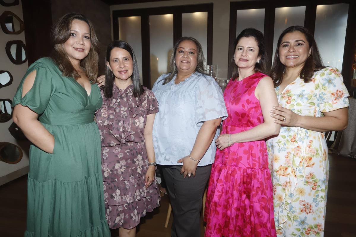 Alery Reyes Borjas celebra su despedida de soltera con seres queridos