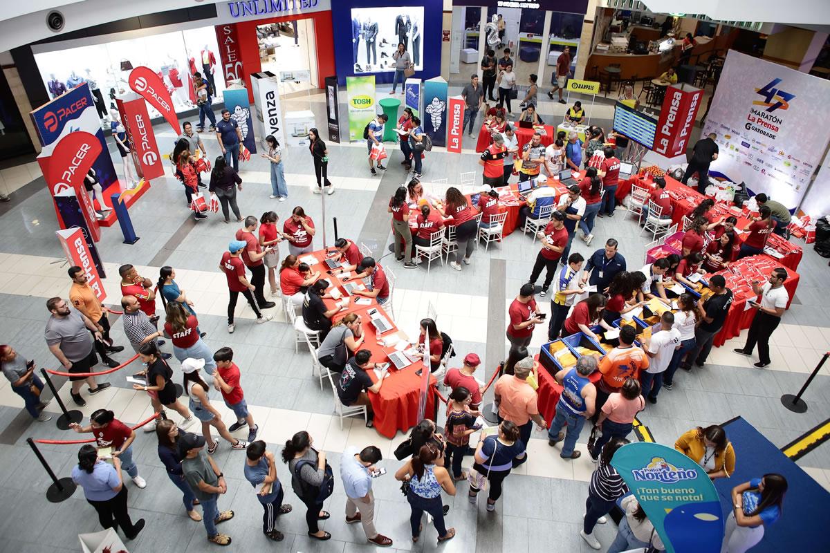 Mall Galerías recibió la Feria del Atleta desde muy temprano y todo continuará este sábado.