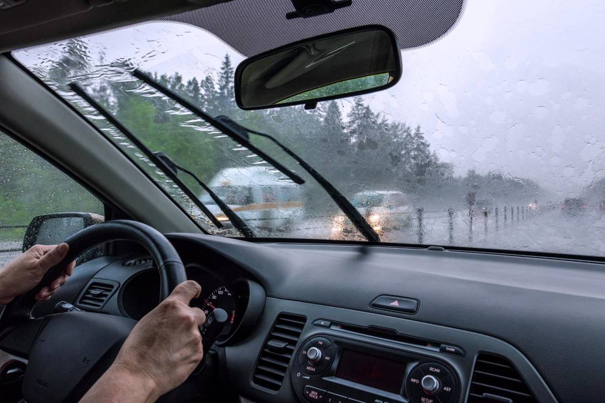Si le entra agua a tu auto incluso con una brisa o lluvia ligera, lo primero que debes hacer es hallar el origen de la filtración y reparar el daño antes de que empeore.