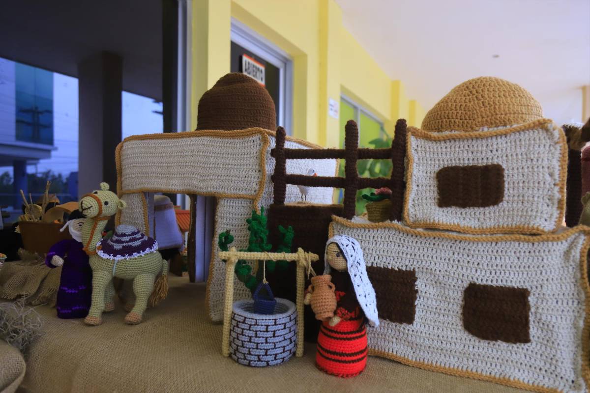 Las casas están acorde a la infraestructura de aquella época y vestimenta.