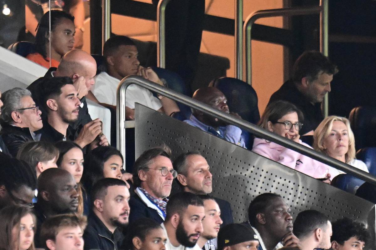 Mbappé estuvo observando el partido tras quedar fuera de la primera convocatoria de Luis Enrique.