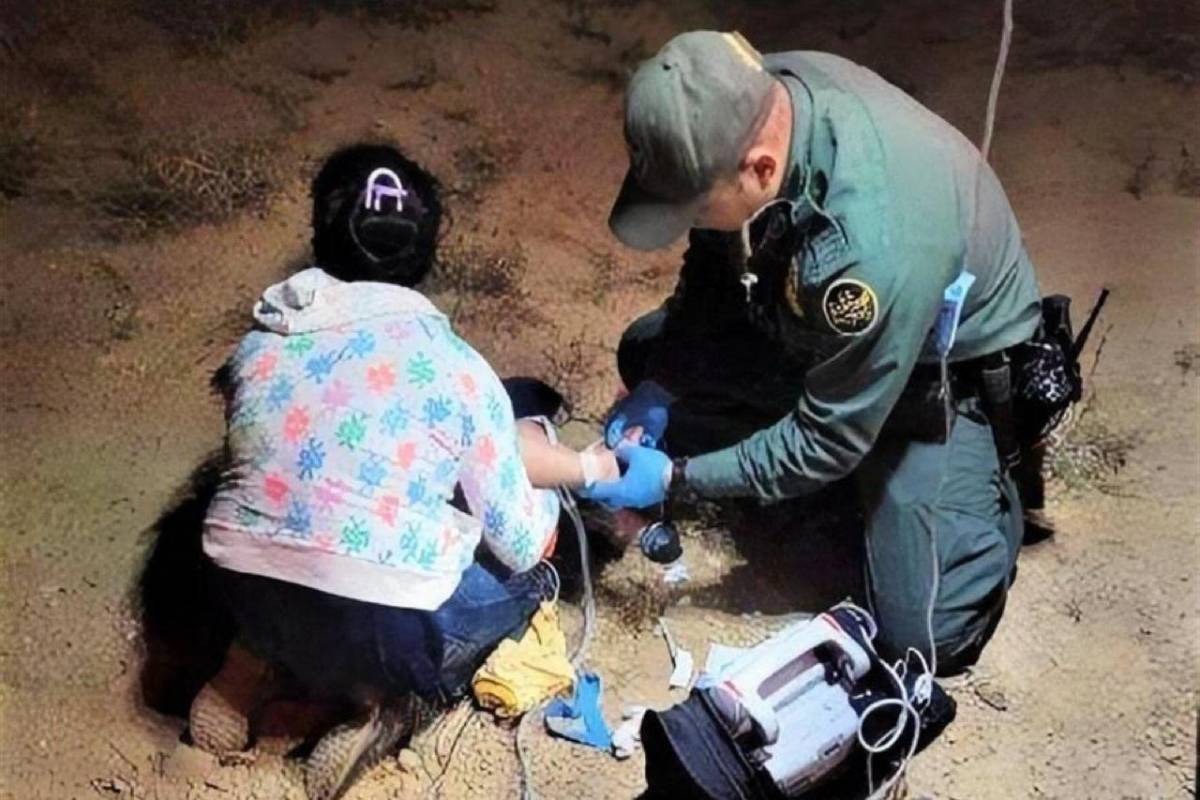 Agentes fronterizos salvan niño migrante de 2 años que sufría deshidratación