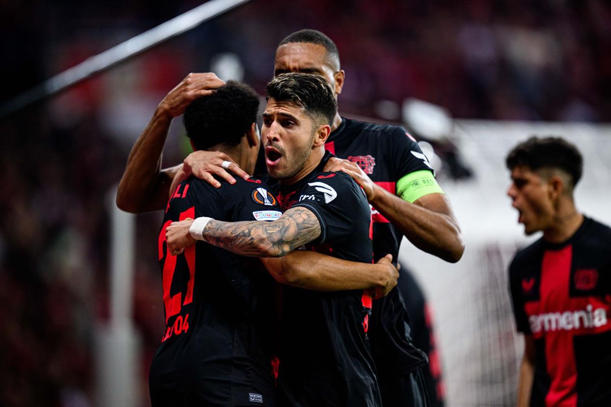 Los jugadores del Bayer Leverkusen celebrando el autogol de Mancini.
