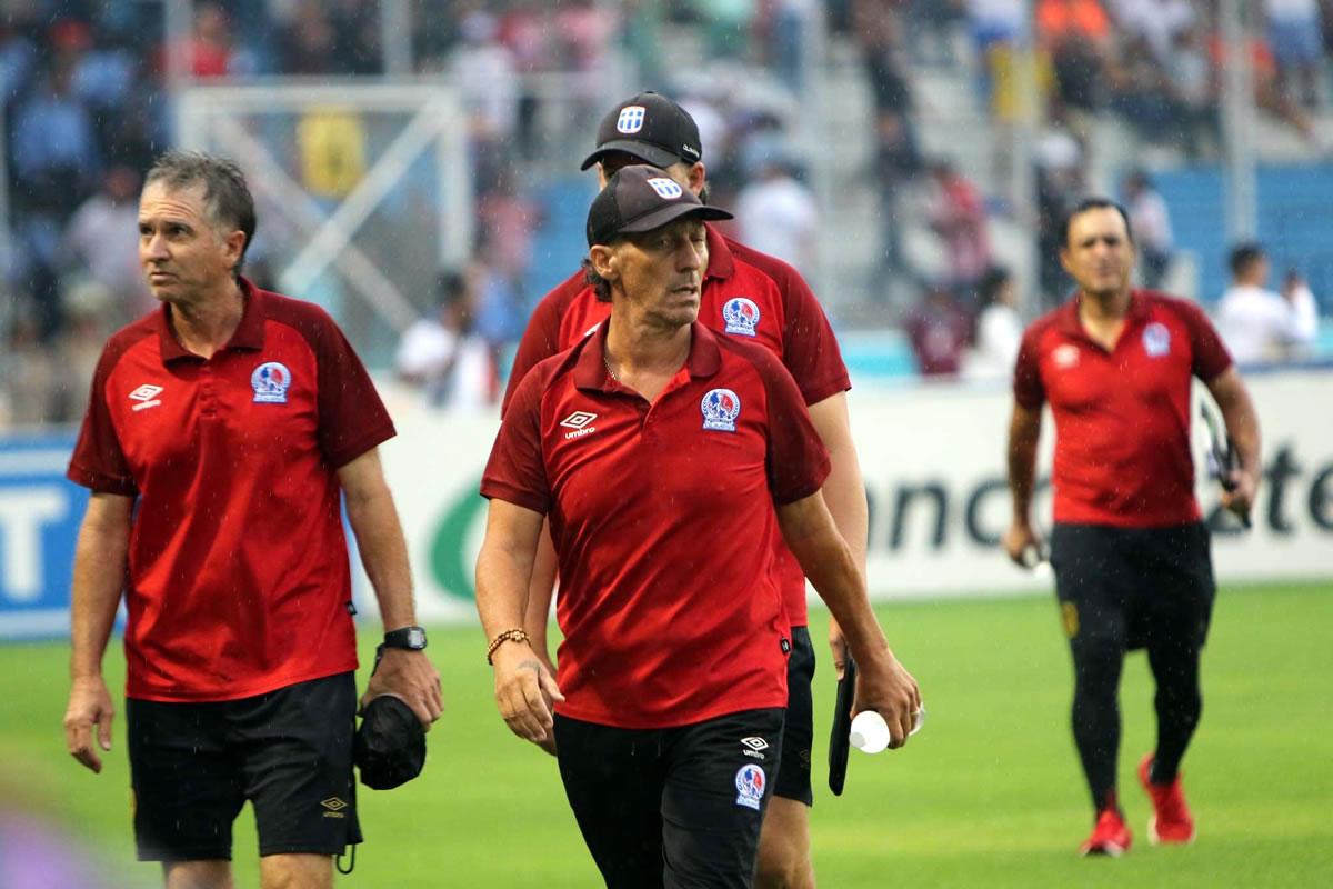 Pedro Troglio entrando a la cancha del estadio Nacional Chelato Uclés.