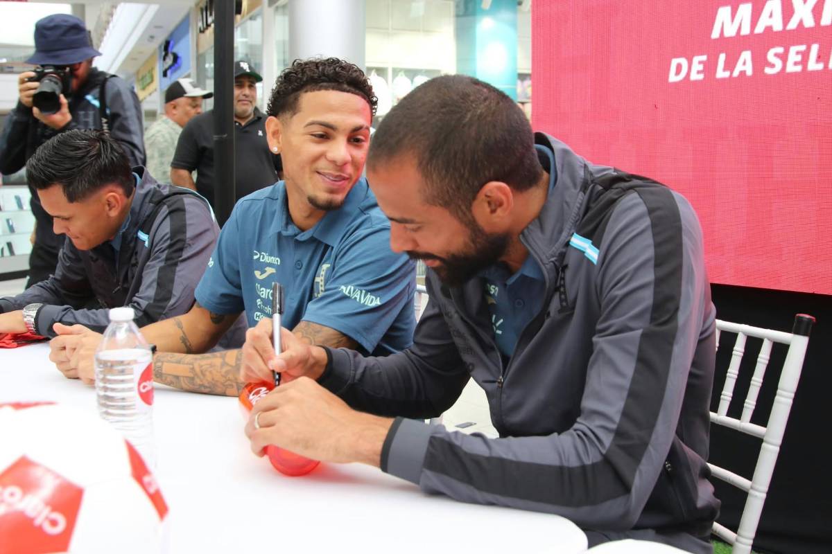 Show de Ruiz en firma de autógrafos, los seleccionados presentes y regalo
