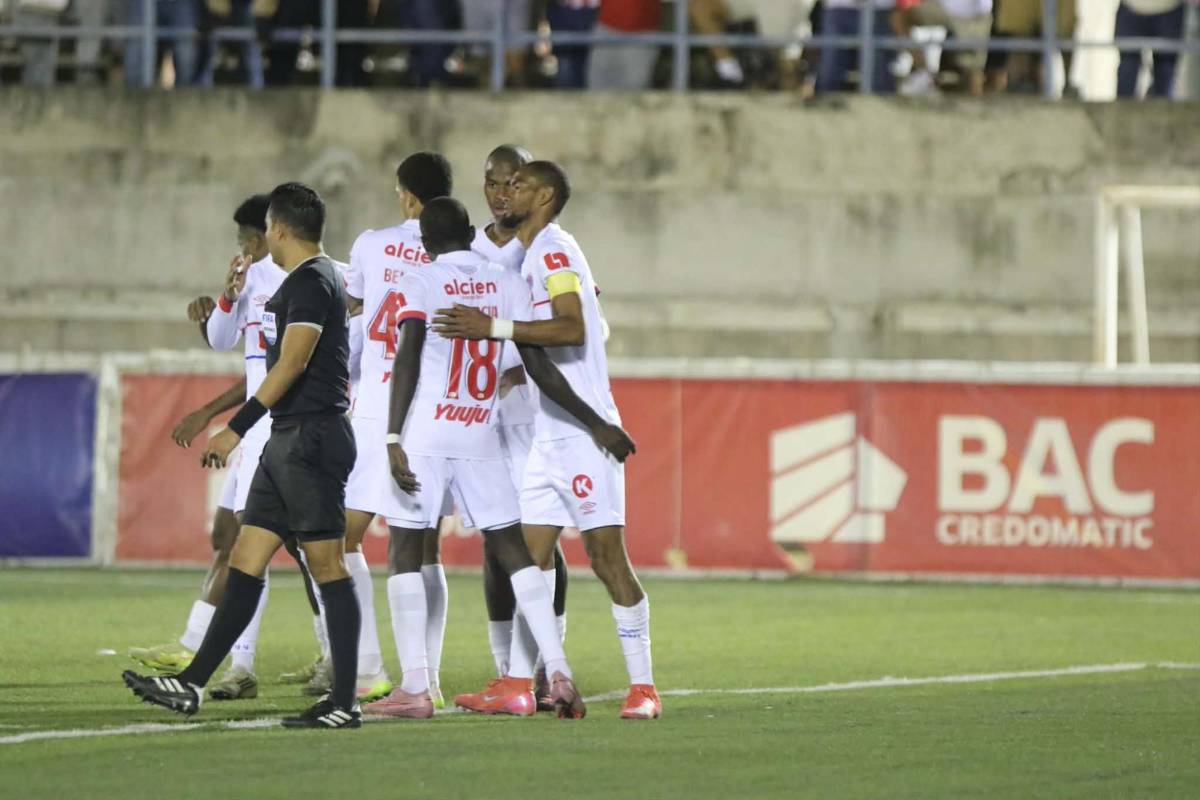 Jugador se estrella con muro y, ¿quién es el 'chelito' que debutó con Olimpia?