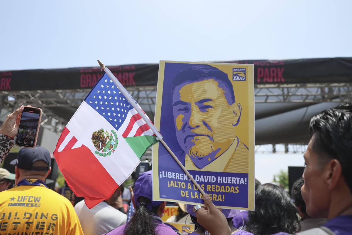 Cientos salen a la calle en Texas para apoyar las protestas de Los Ángeles