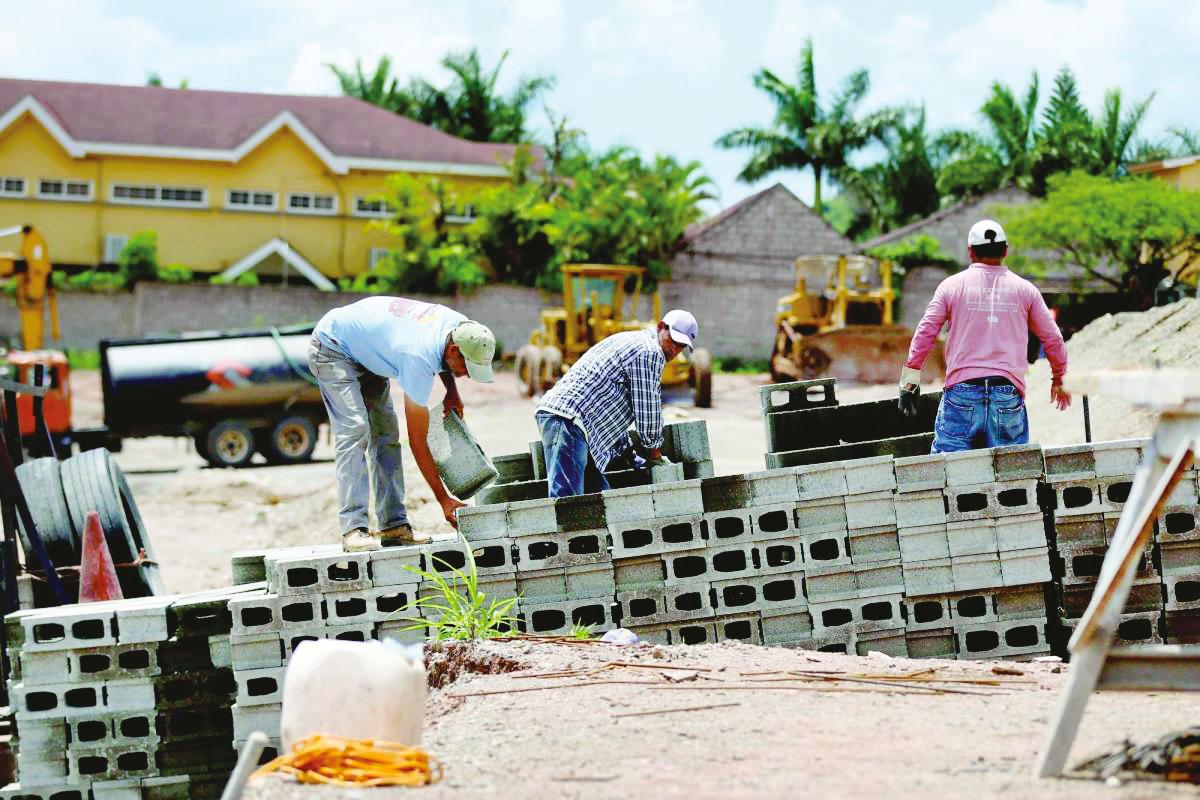 Por migración, construcción pierde albañiles y soldadores